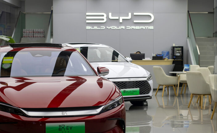 Bruselas anuncia aranceles al coche eléctrico chino por competencia desleal
