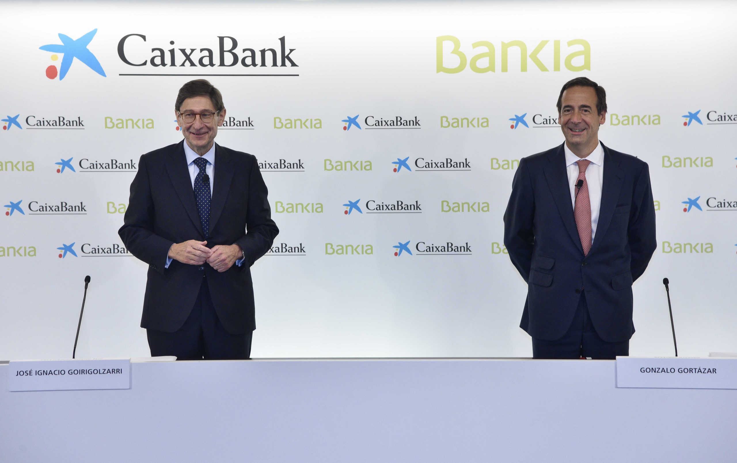 José Ignacio Goirigolzarri, presidente de Bankia, y Gonzalo Gortázar, consejero delegado de Caixabank