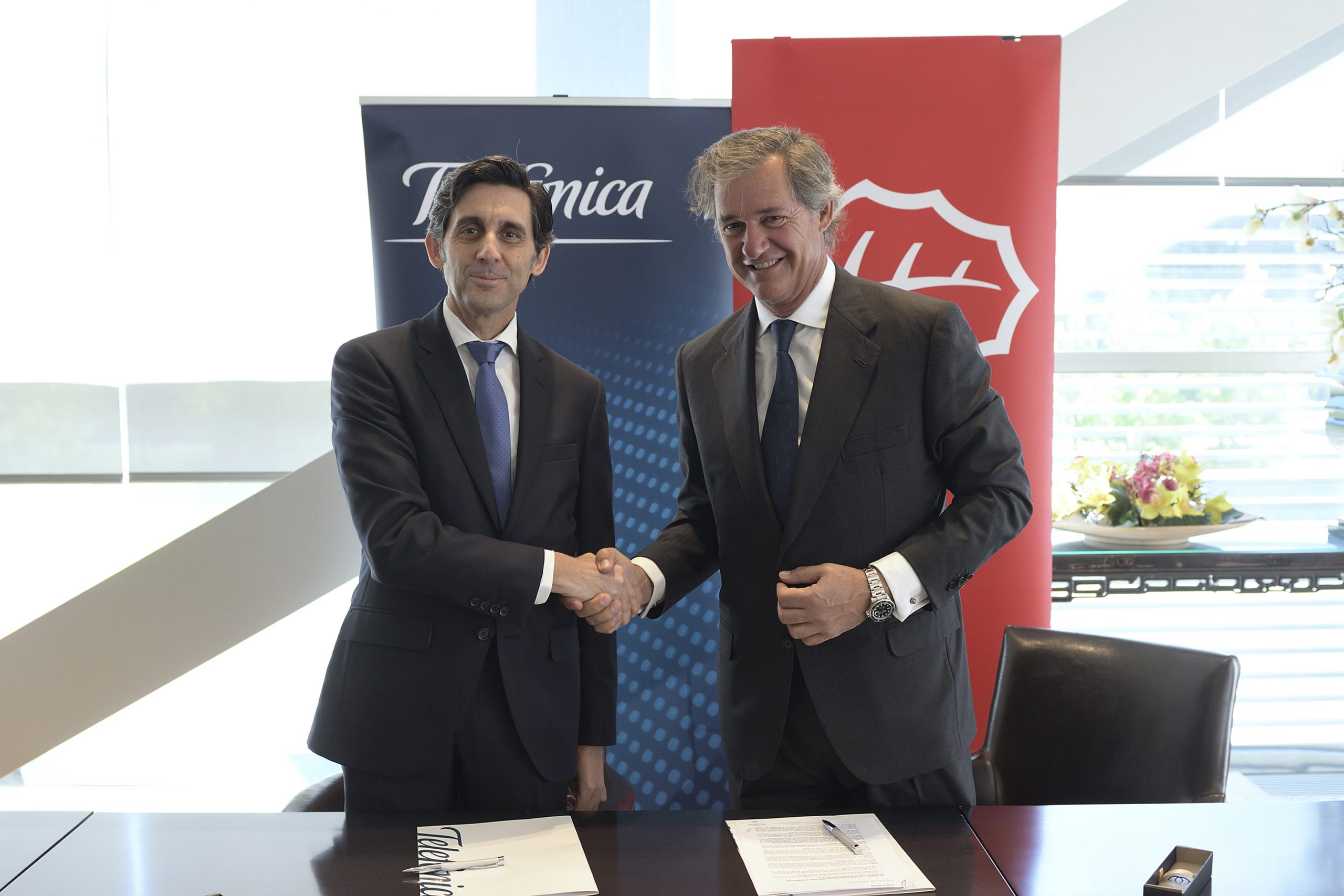 El presidente de Telefónica, José María Álvarez-Pallete; junto al presidente de Acciona, José Manuel Entrecanales