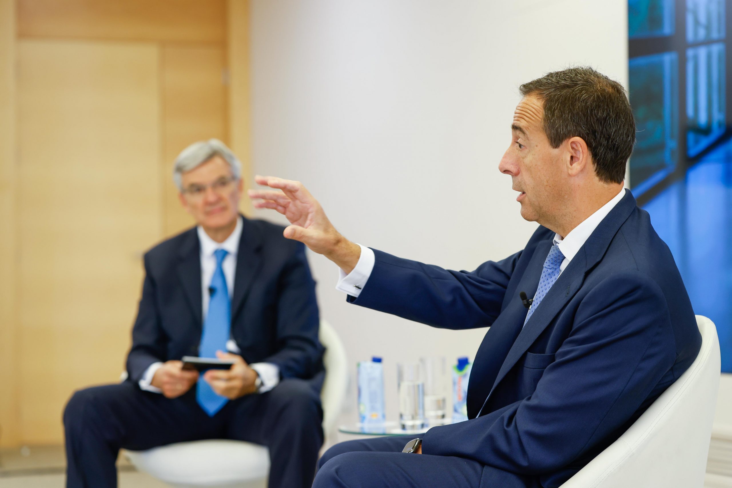 En primer plano, Gonzalo Gortázar CEO de Caixabank