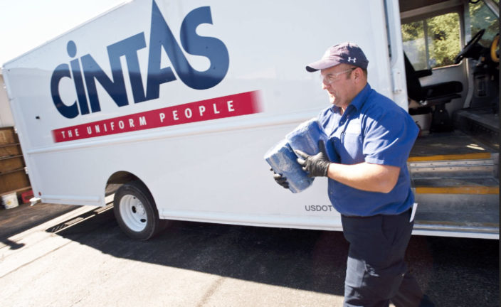 Cintas vuelve a rebotar con un primer objetivo en los 475 dólares que le llevarían a una condición de subida libre con nuevos máximos históricos