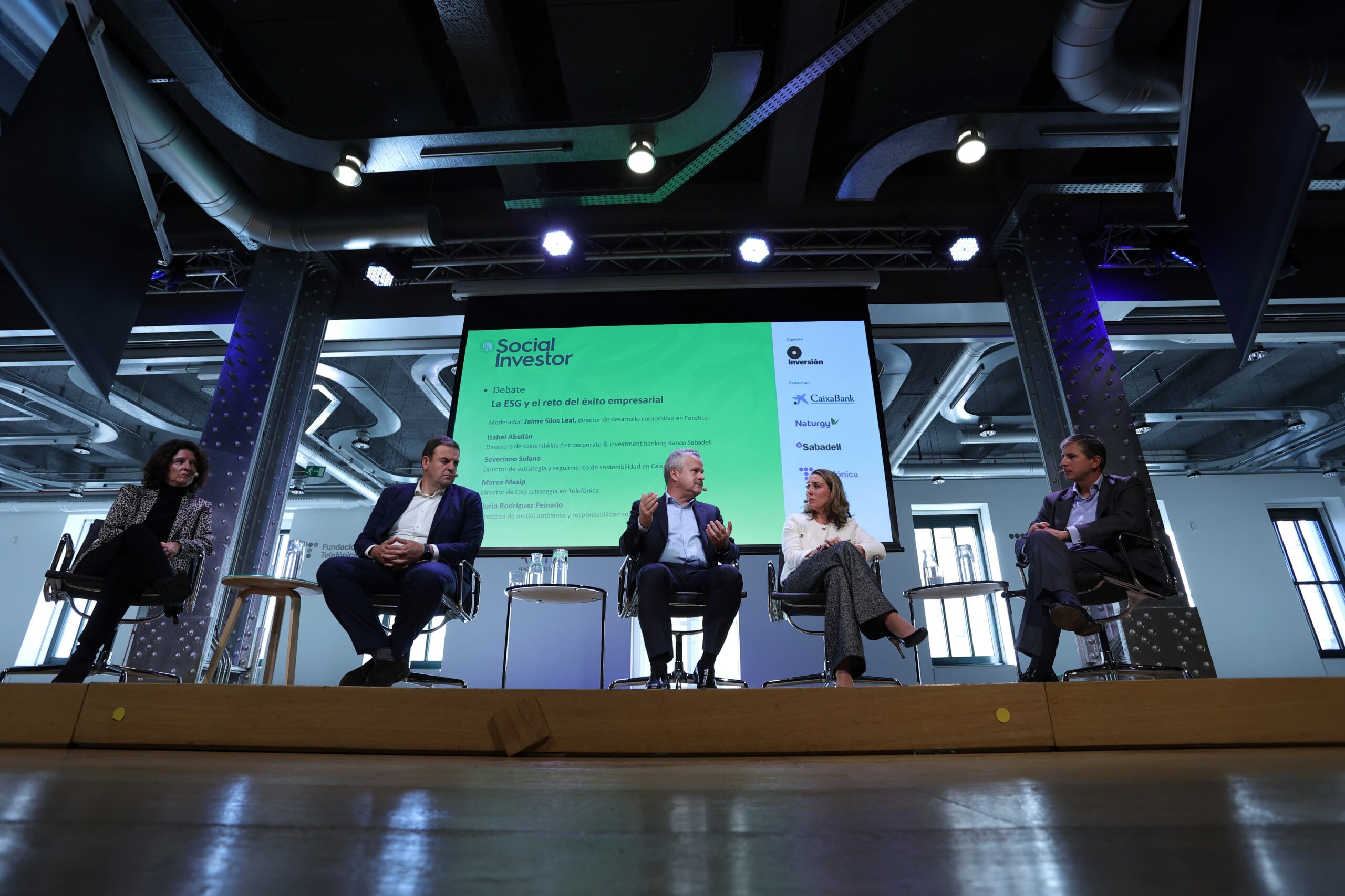 Los representantes de sostenibilidad de Naturgy, Telefónica, Caixabank y Sabadell en el Foro Social Investor.