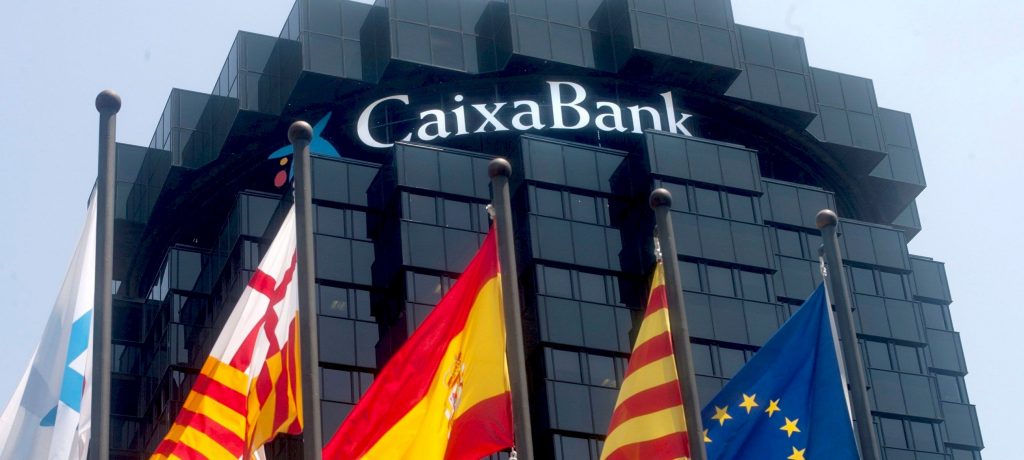 El programa de recompra de acciones de Caixabank alcanza el 35%