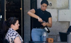 Una camarera sirve una copa de vino. Foto: Eduardo Parra / Europa Press