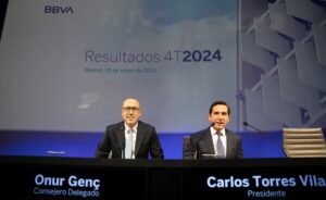 El presidente de BBVA, Carlos Torres y el consejero delegado, Onur Genc